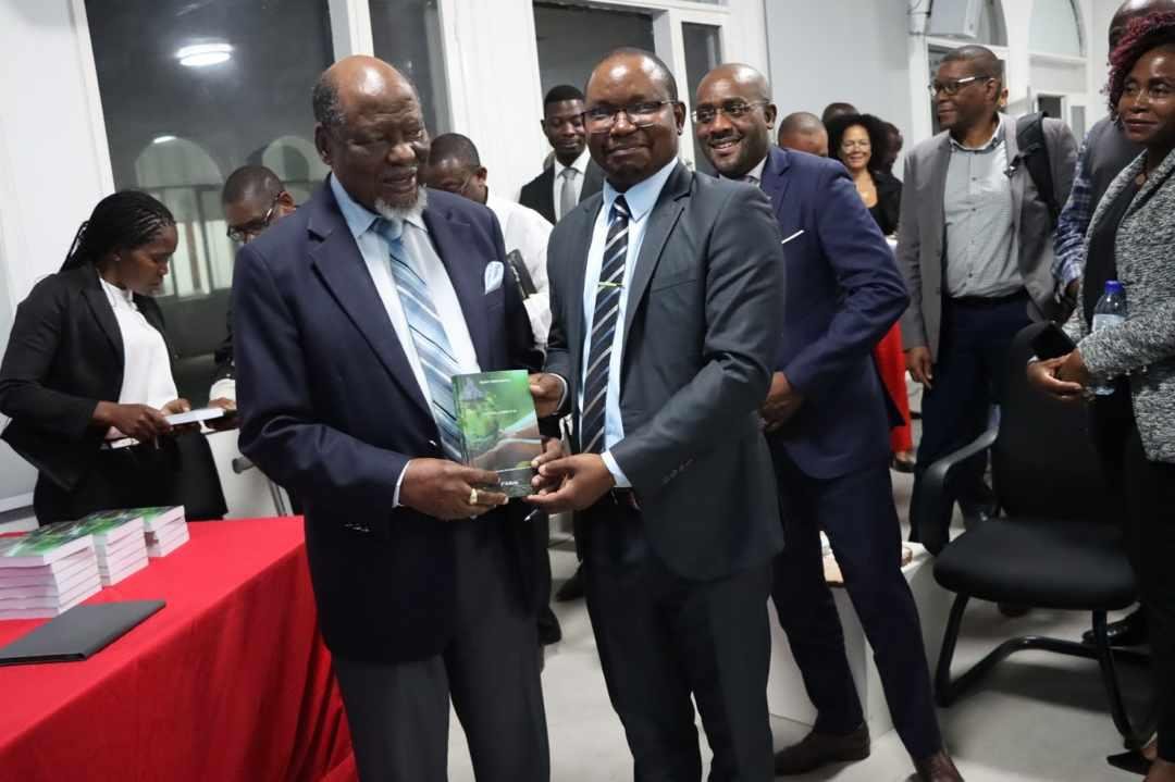 PRESIDENTE CHISSANO E GOVERNADOR MUSSANHANE PARTICIPAM DO LANÇAMENTO DO LIVRO GESTÃO AMBIENTAL: O CAMINHO PARA O ALCANCE DO DESENVOLVIMENTO SUSTENTÁVEL